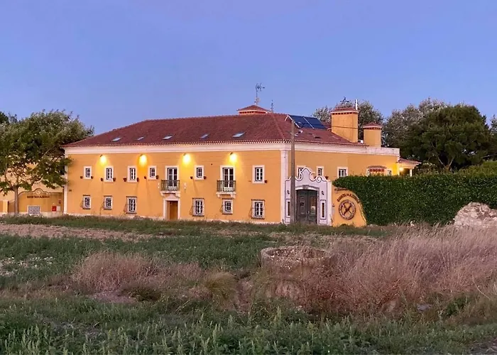 Charm Azenha Dobidos Farm