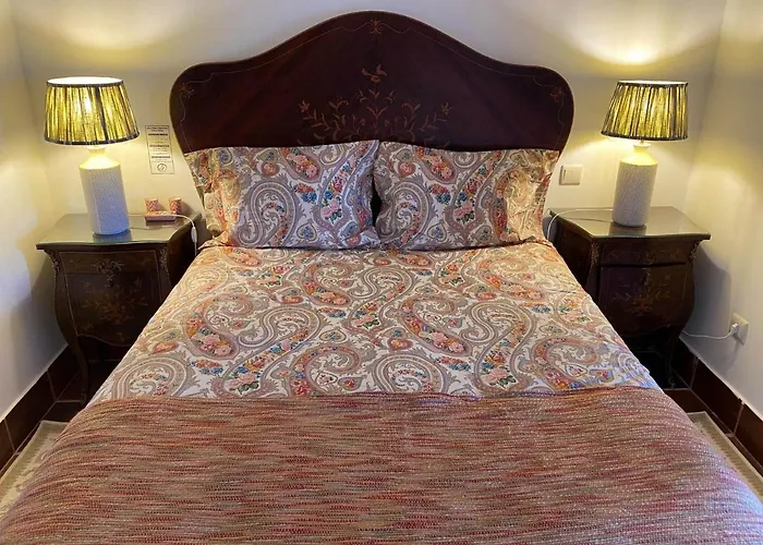 Charm Azenha Dobidos Farm *